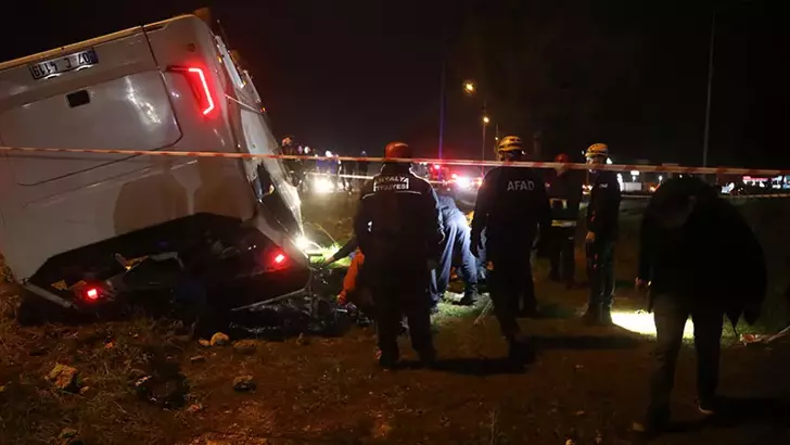 Antalya’da Cezaevi Personel Servisi Devrildi: 16 İnfaz Koruma Memuru Yaralandı