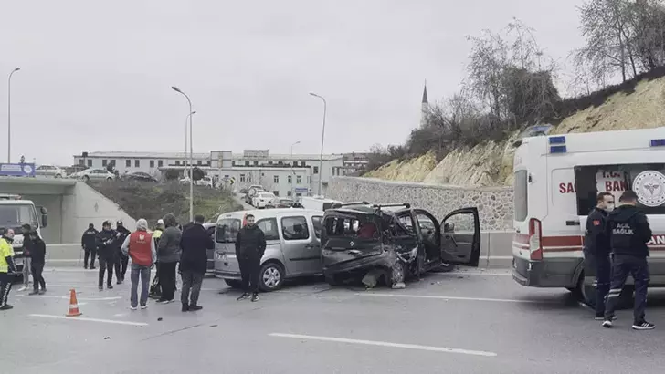 Arnavutköy’de 4 Araçlı Zincirleme Kaza: Aynı Aileden 6 Yaralı