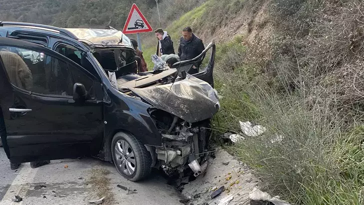 Arnavutköy’de hafriyat kamyonu ile hafif ticari araç çarpıştı: 1 ölü, 2 yaralı