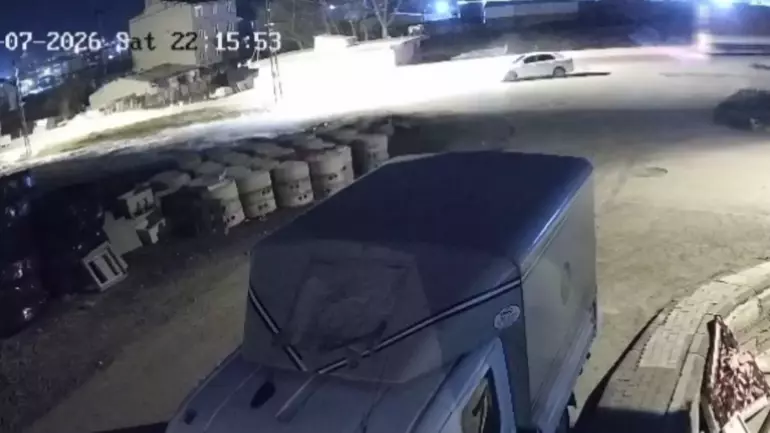 Arnavutköy’de kamyonetin çarptığı otomobil ters döndü; sürücü kaçtı