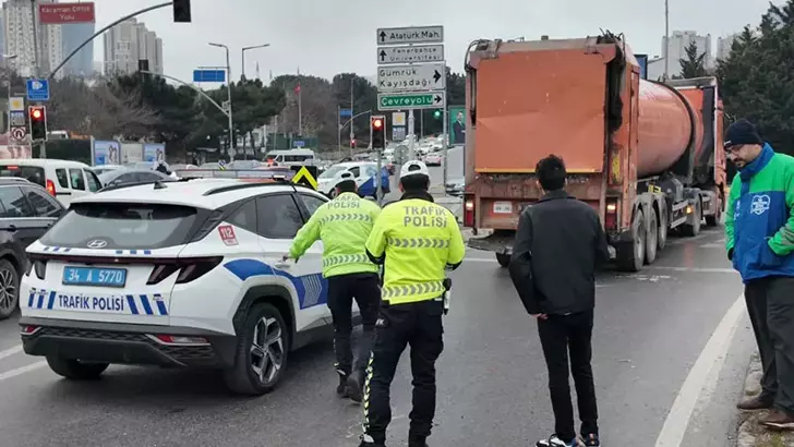 Ataşehir’de Feci Kaza: İBB Kamyonunun Çarptığı Skuter Sürücüsü Ağır Yaralandı