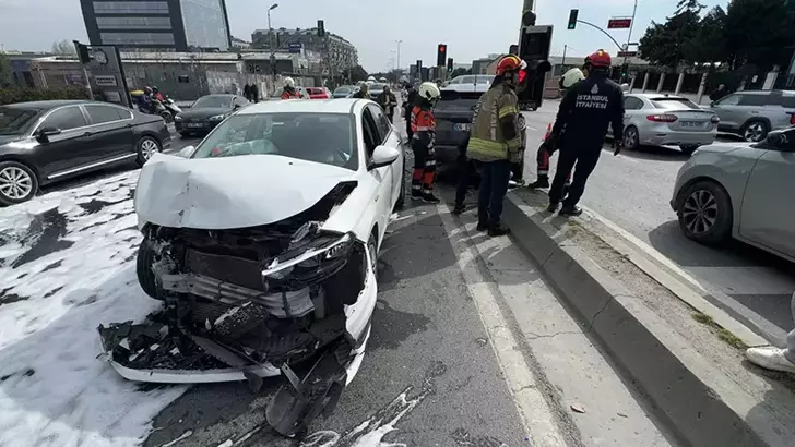 Avcılar’da İki Otomobil Çarpıştı: 1 Sürücü Yaralandı