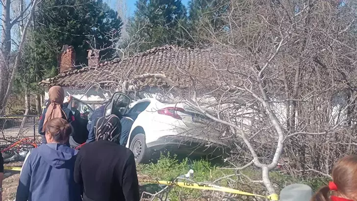 Aydın’da Otomobil Ağaçlara Çarptı: 2 Kişi Hayatını Kaybetti, 1 Yaralı