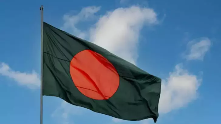 Bangladeş'te Feribot Faciası: Yolcu Otobüsü Nehre Gömüldü, 24 Can Kaybı!