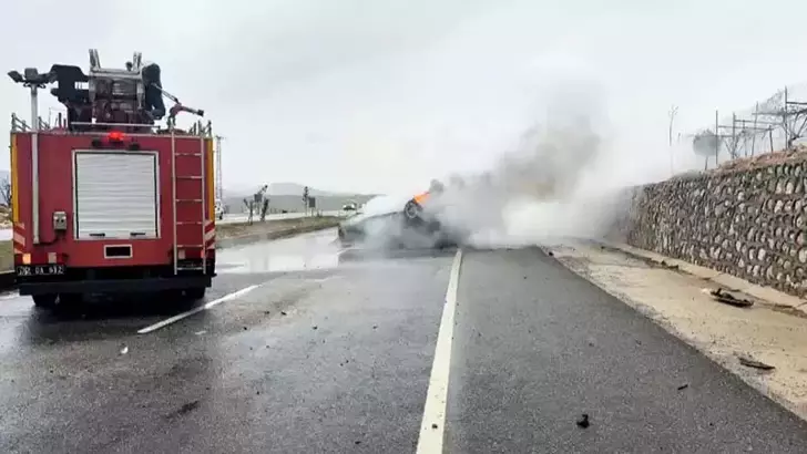Batman’da Refüje Çarpan Otomobil Alev Aldı: 2 Yaralı