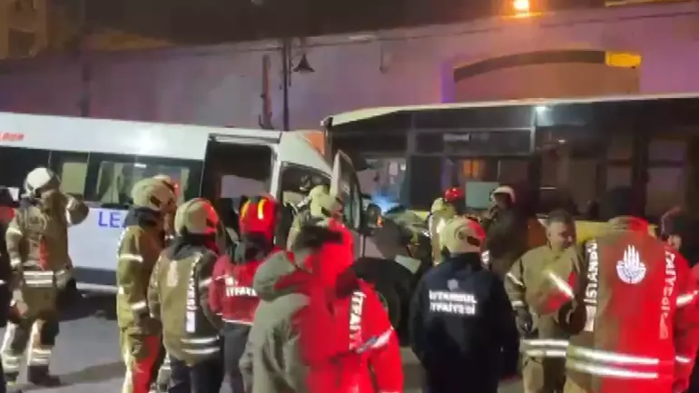 Beşiktaş’ta İETT otobüsü ile servis minibüsü çarpıştı: 2 sürücü yaralandı