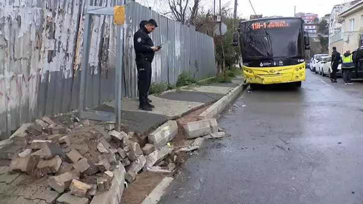 Beykoz’da İETT Otobüsü Aydınlatma Direğine Çarptı: 4 Yolcu Yaralandı
