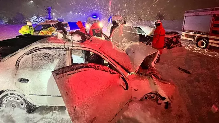 Bitlis’te Kar Yağışı Nedeniyle Kaza: 2’si Çocuk 7 Kişi Yaralandı