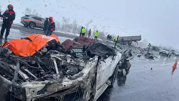 Bitlis’te Otomobil TIR’a Çarptı: Karı-Koca Hayatını Kaybetti, 5 Yaralı
