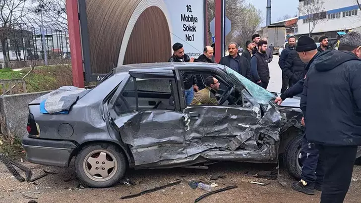 Bursa İnegöl’de Korkutan Çarpışma: 2’si Bebek 9 Yaralı!