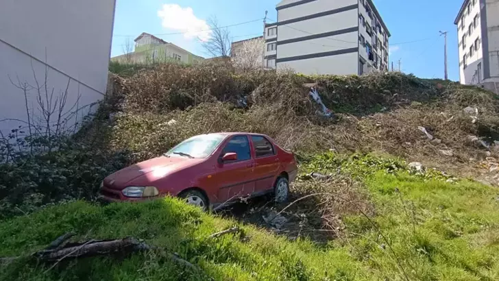Bursa’da Freni Boşalan Otomobil Şarampole Uçtu: Baba ve Oğlu Yaralandı