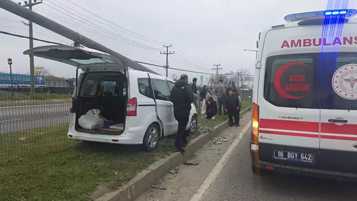 Bursa’da Hafif Ticari Araç Aydınlatma Direğine Çarptı: 2 Yaralı