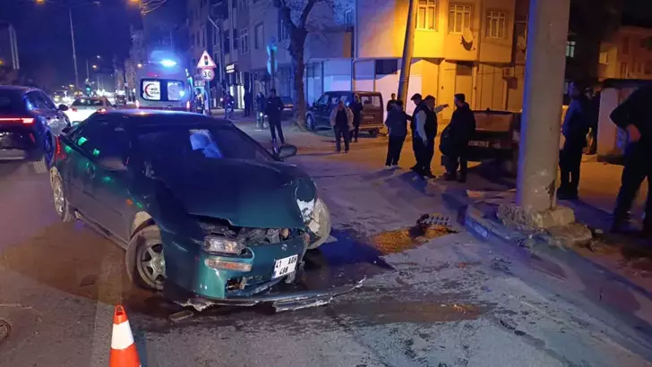 Bursa’da otomobil enerji nakil hattı direğine çarptı: 3 yaralı