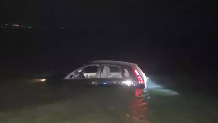 Bursa’da otomobil İznik Gölü’ne düştü: 1 yaralı