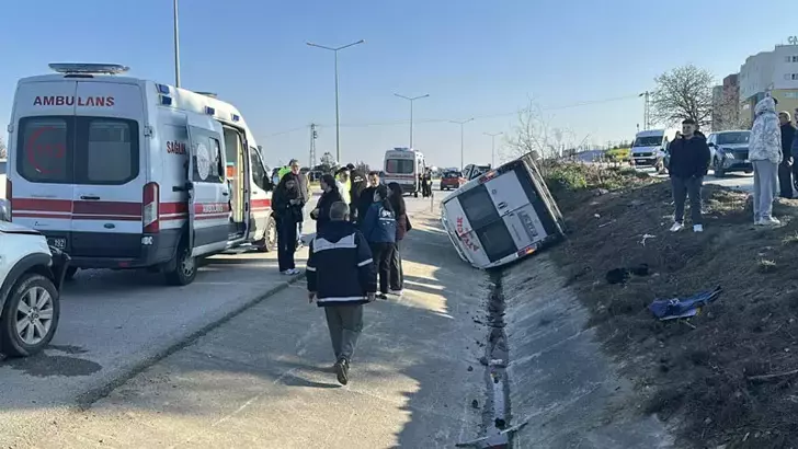 Çanakkale’de Yolcu Minibüsü Menfeze Devrildi: 8 Yaralı!