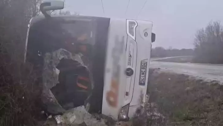 Çatalca’da polisleri taşıyan midibüs devrildi: 3 polis yaralandı