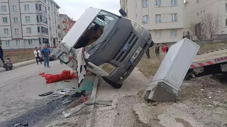 Çorum’da Minibüs ile Otomobil Çarpıştı: 5 Yaralı