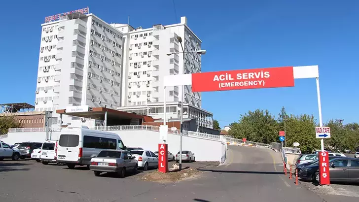 Diyarbakır’da ‘Dur’ İhtarına Uymayıp Kaçan Ehliyetsiz Sürücü 2 Polisi Yaraladı: 329 Bin TL Ceza