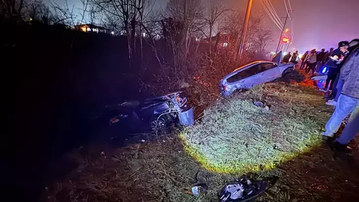 Düzce’de çarpışan otomobiller kanala devrildi: 6 kişi yaralandı
