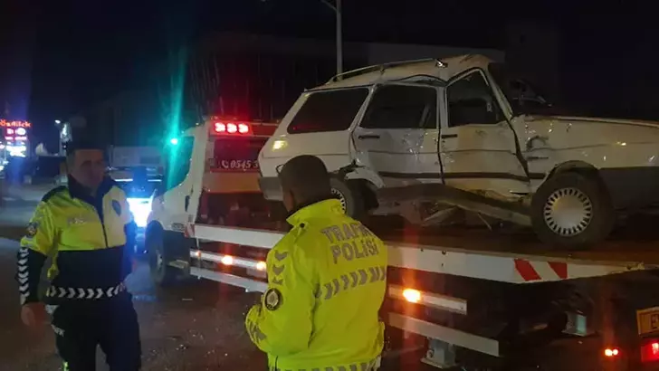 Düzce’de kavşakta otomobil ile minibüs çarpıştı: 3 yaralı