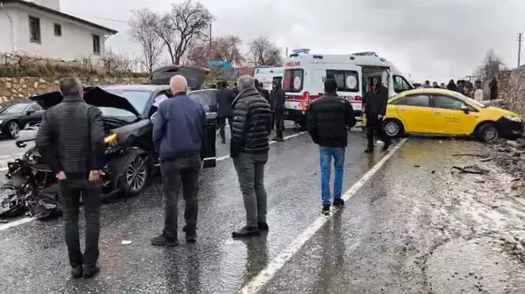 Elazığ’da AK Parti Konvoyunda Kaza: 2 Yaralı