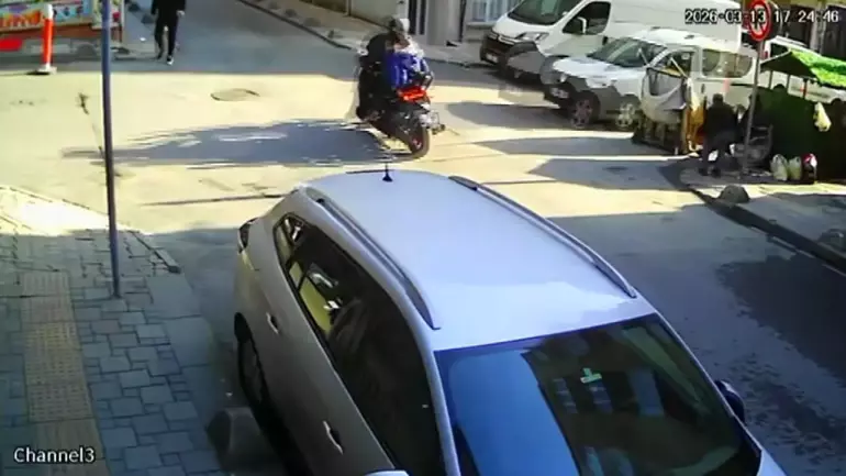 Esenler’de Aynı Kavşakta Yine Kaza: 1’i Çocuk 2 Yaralı