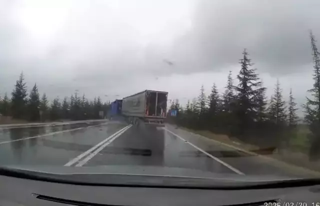 Eskişehir'de Feci Kaza: Karşı Şeride Geçen TIR Otomobili Sürükledi! 1 Ölü, 2 Yaralı