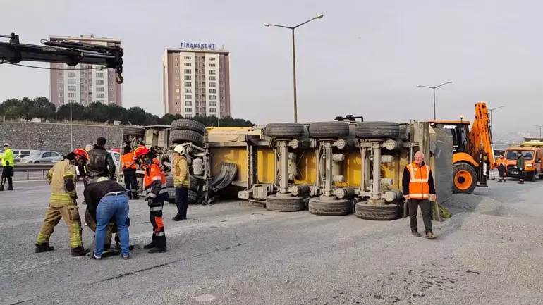Eyüpsultan TEM Otoyolu’nda hafriyat kamyonu devrildi: Trafik yoğunluğu oluştu