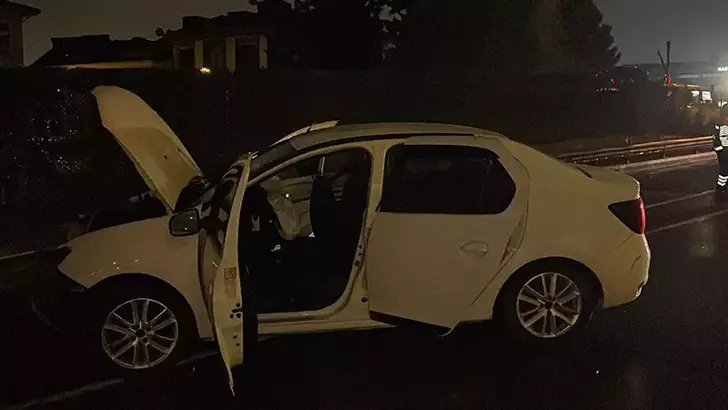 Eyüpsultan’da Yağış Kazayı Beraberinde Getirdi: Otomobil Bariyerlere Ok Gibi Saplandı