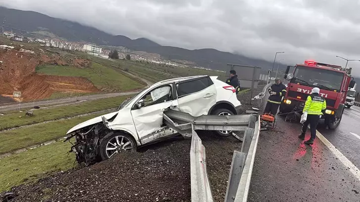 Gaziantep’te Bariyer Otomobile Saplandı: 1 Ölü, 2 Yaralı