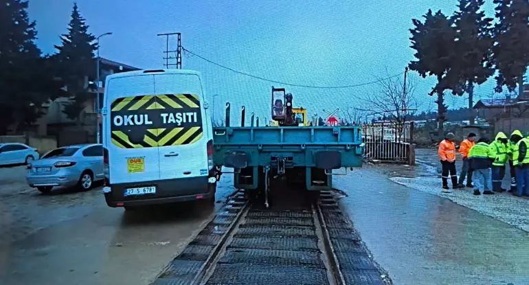 Gaziantep’te Korkunç Kaza: Lokomotif Okul Servisine Çarptı