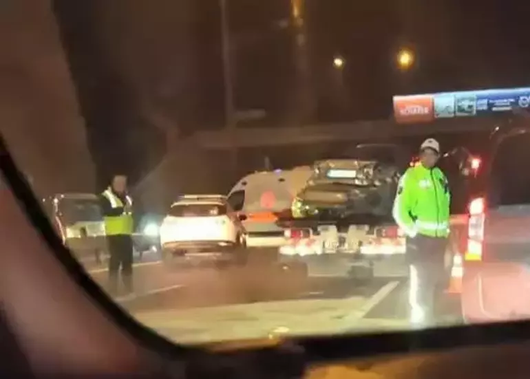Gaziosmanpaşa TEM Otoyolu’nda Makas Kazası: 2 Yaralı, O Anlar Kamerada