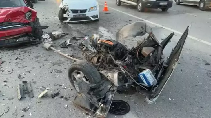 İzmir’de üç aracın karıştığı zincirleme kaza: 3 yaralı