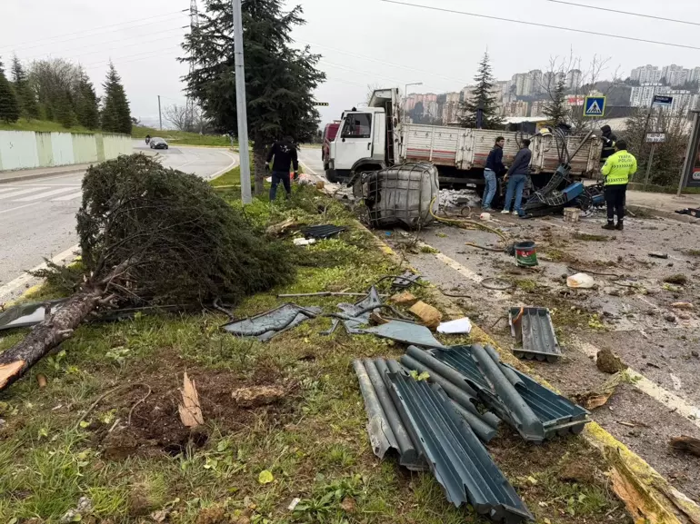 İzmit’te Rampada Geri Kayan Kamyon Devrildi