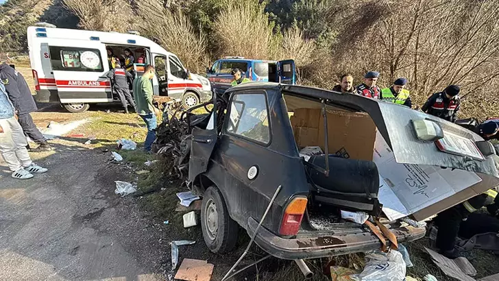 Kamyon ile otomobil çarpıştı: 2 ölü, 4 yaralı