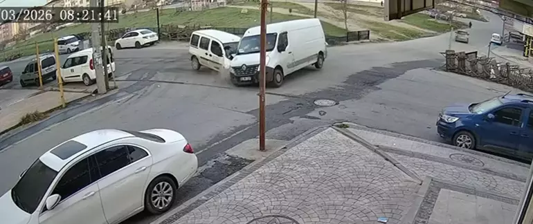 Kapaklı’da minibüs ile hafif ticari araç çarpıştı: 4 yaralı