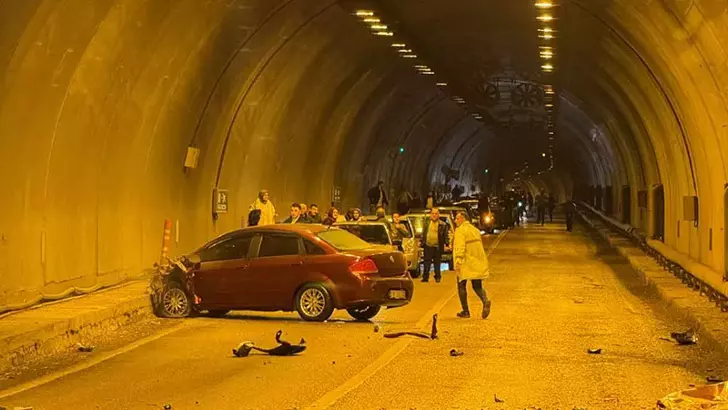 Karabük’te Tünel Girişinde Feci Çarpışma: 2’si Çocuk 7 Yaralı