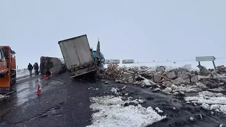 Kars’ta Devrilen Tankere TIR Çarptı: 2 Yaralı