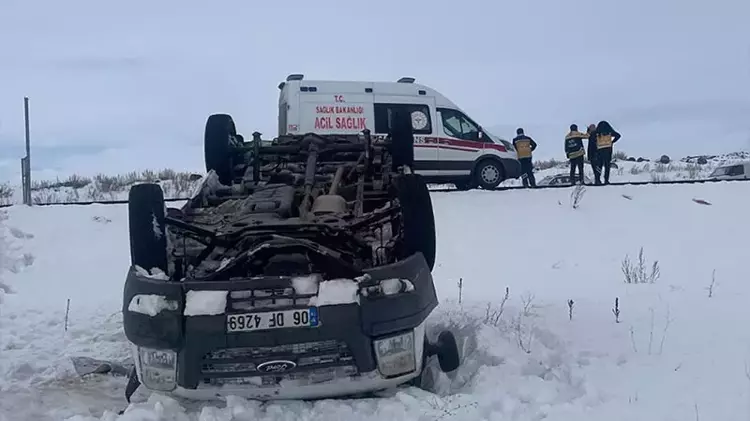 Kars’ta Minibüs Şarampole Devrildi: 5 Yaralı
