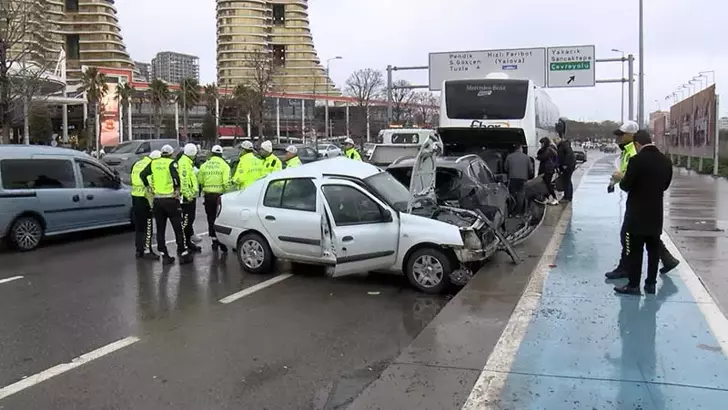 Kartal’da Zincirleme Kaza: Park Halindeki Araçlara Çarptı, 1’i Ağır 3 Yaralı