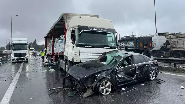 Kocaeli'de TEM Otoyolu'nu Kilitleyen Zincirleme Kaza: 6 Araç Birbirine Girdi, 3 Yaralı