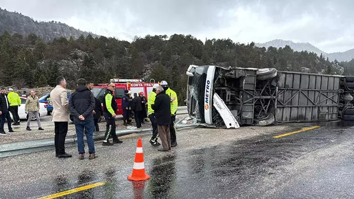 Konya-Antalya Yolunda Yolcu Otobüsü Devrildi: 20 Yaralı