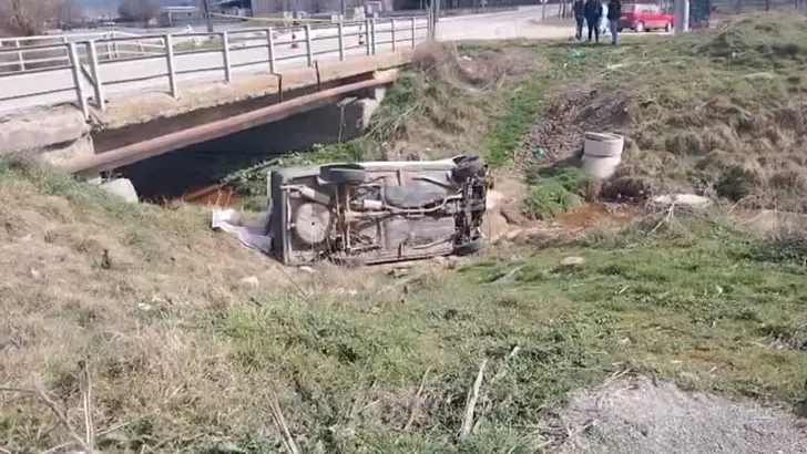 Kütahya’da iki otomobil çarpıştı: Araçlardan biri dereye uçtu, 3 yaralı