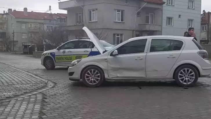 Kütahya’da Kontrolsüz Kavşakta Çarpışma: Aynı Aileden 3 Yaralı