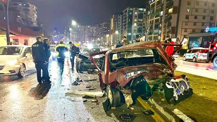 Malatya’da İki Otomobil Çarpıştı: 1’i Çocuk, 3 Yaralı