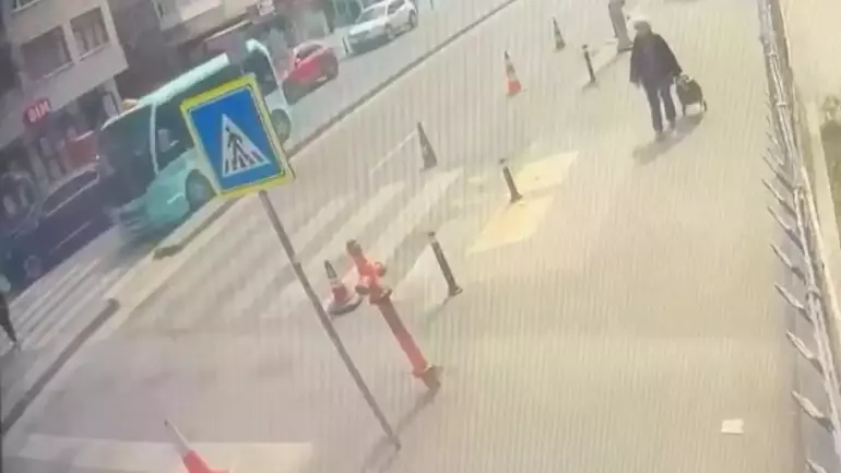 Maltepe’de Feci Kaza: Yaya Geçidinde Minibüsün Çarptığı Kadın Hayatını Kaybetti!