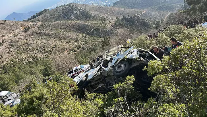 Mersin’de İşçi Servisi Uçuruma Yuvarlandı: 3 Ölü, 11 Yaralı