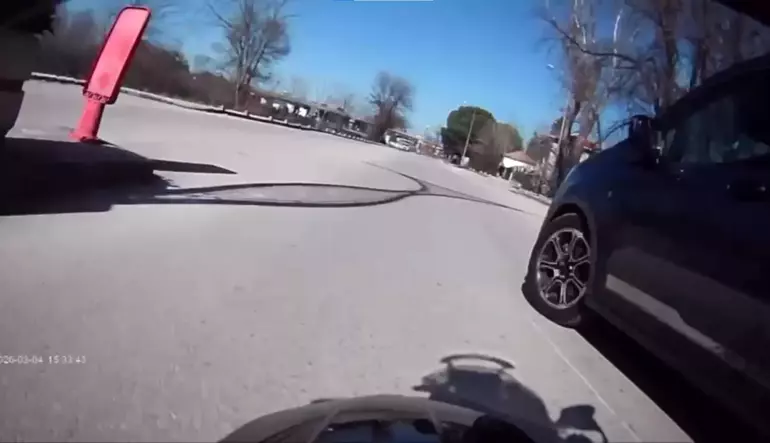 Motosiklet ile hafif ticari araç çarpıştı: 2 yaralı