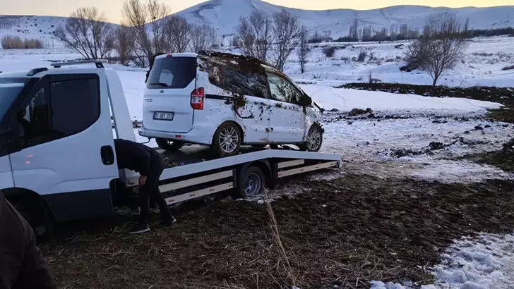 Niğde’de hafif ticari araç takla attı: Aynı aileden 4 kişi yaralandı