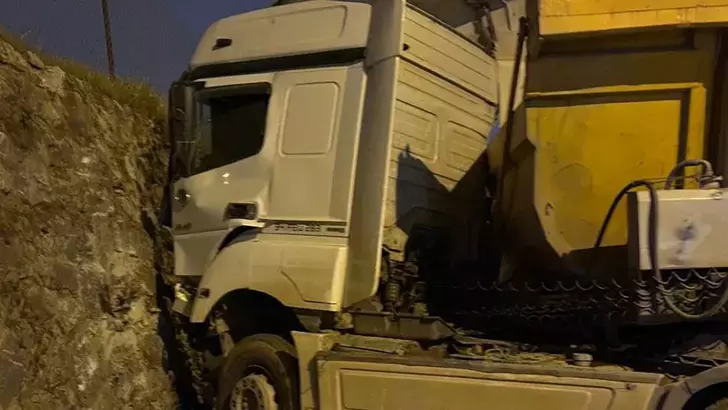 Sancaktepe’de Hafriyat Kamyonu İstinat Duvarına Çarptı: Sürücü Ağır Yaralandı